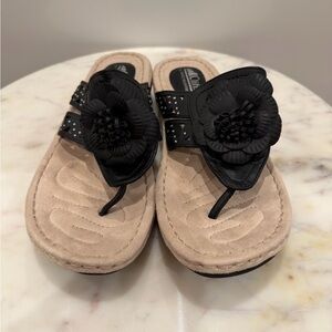 Cliffs by WHITE MOUNTAIN Black Floral Toe-Post Thong Sandals